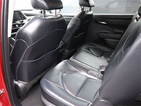 Used 2022 Toyota Highlander XLE image 10