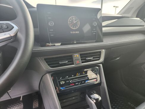 Certified 2025 Volkswagen Taos SE image 12