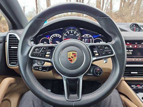 Certified 2023 Porsche Cayenne Platinum Edition image 18