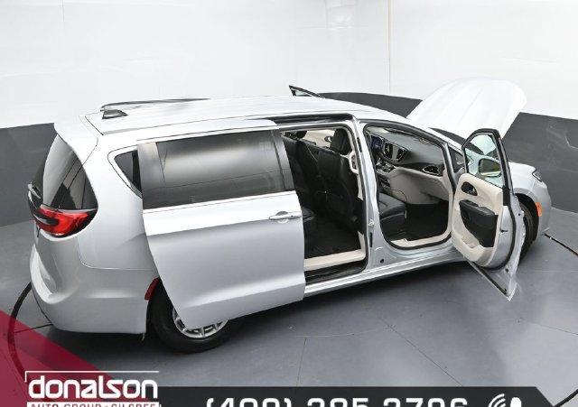Used 2024 Chrysler Pacifica Touring-L FWD image 26