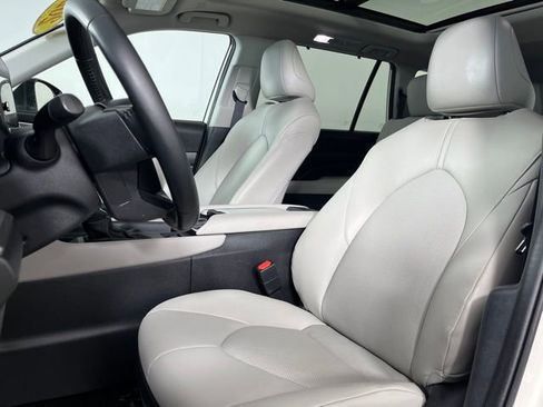 Used 2024 Toyota Grand Highlander XLE image 17