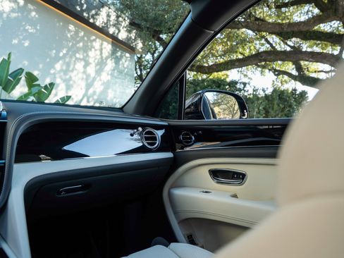 Used 2023 Bentley Bentayga Extended Wheelbase image 29