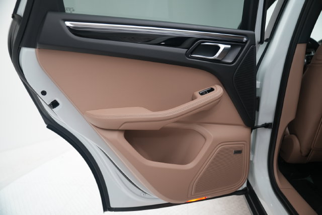 Certified 2026 Porsche Macan AWD/4WD image 32