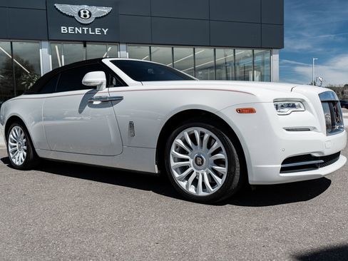 Used 2018 Rolls-Royce Dawn RWD image 19