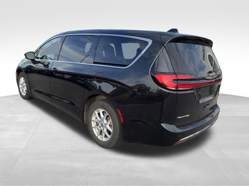 Used 2023 Chrysler Pacifica Touring-L FWD image 3