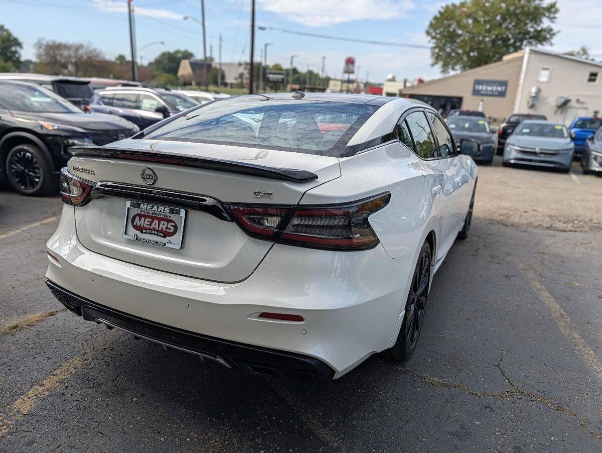 Used 2023 Nissan Maxima SR w/ Sport Mat Group FWD image 10