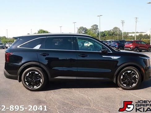 Certified 2025 Kia Sorento S w/ Panoramic Sunroof Package FWD image 8