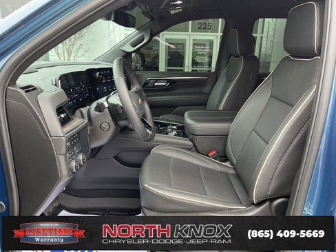 Used 2025 Chevrolet Suburban Premier image 3
