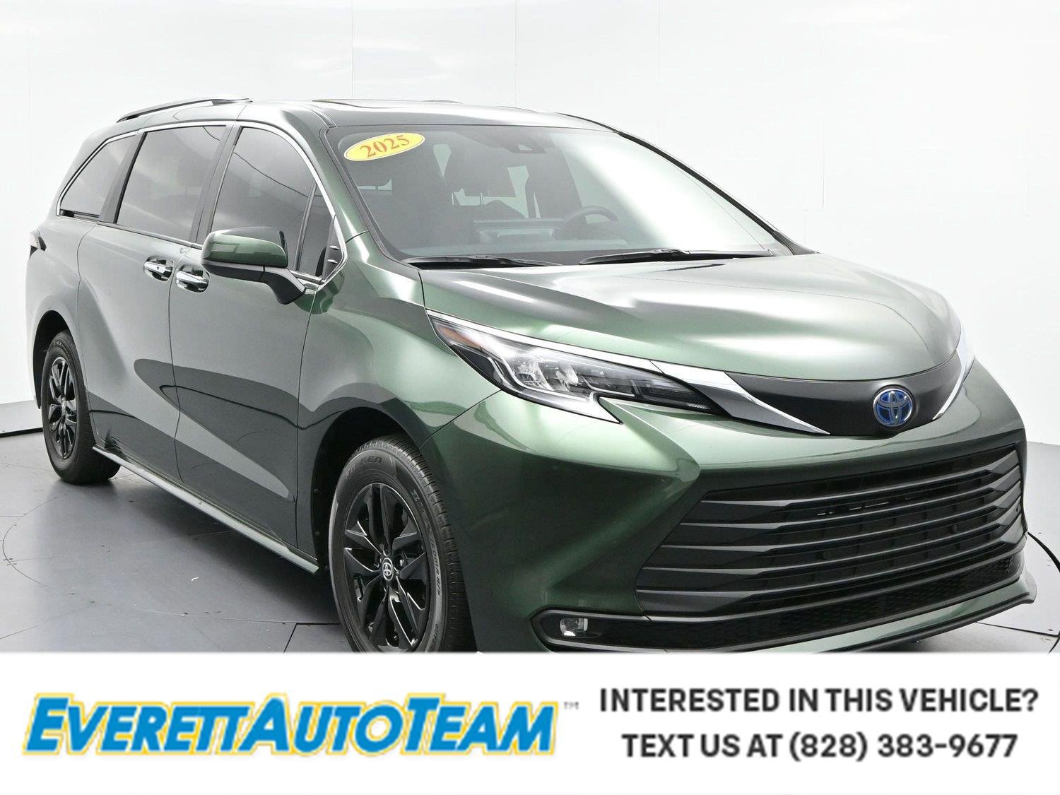 Used 2025 Toyota Sienna XLE FWD image 1