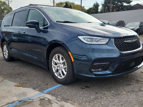 Used 2022 Chrysler Pacifica Touring-L FWD image 3