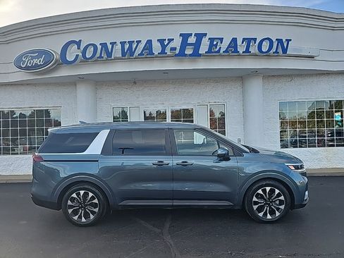 Used 2024 Kia Carnival EX image 1