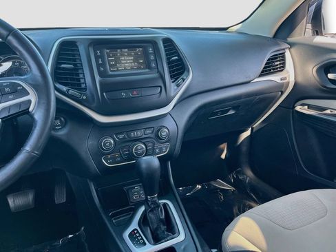 Used 2016 Jeep Cherokee Latitude w/ Comfort/Convenience Group FWD image 21