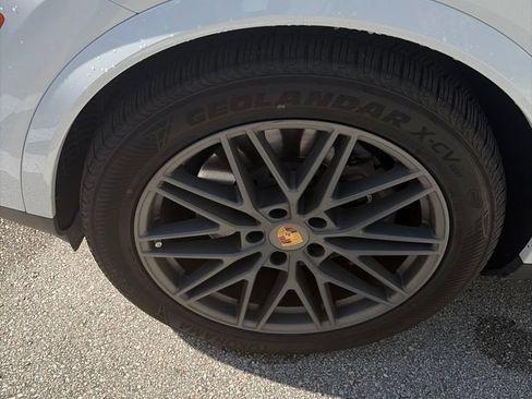 Certified 2024 Porsche Cayenne AWD/4WD image 17