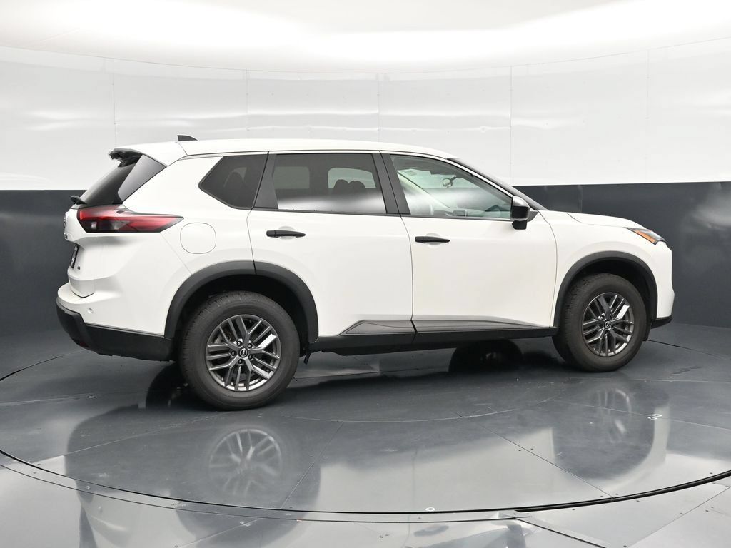 Used 2024 Nissan Rogue S AWD/4WD image 3