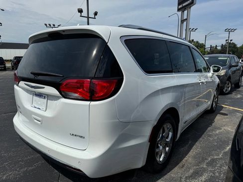Used 2018 Chrysler Pacifica Limited FWD image 3