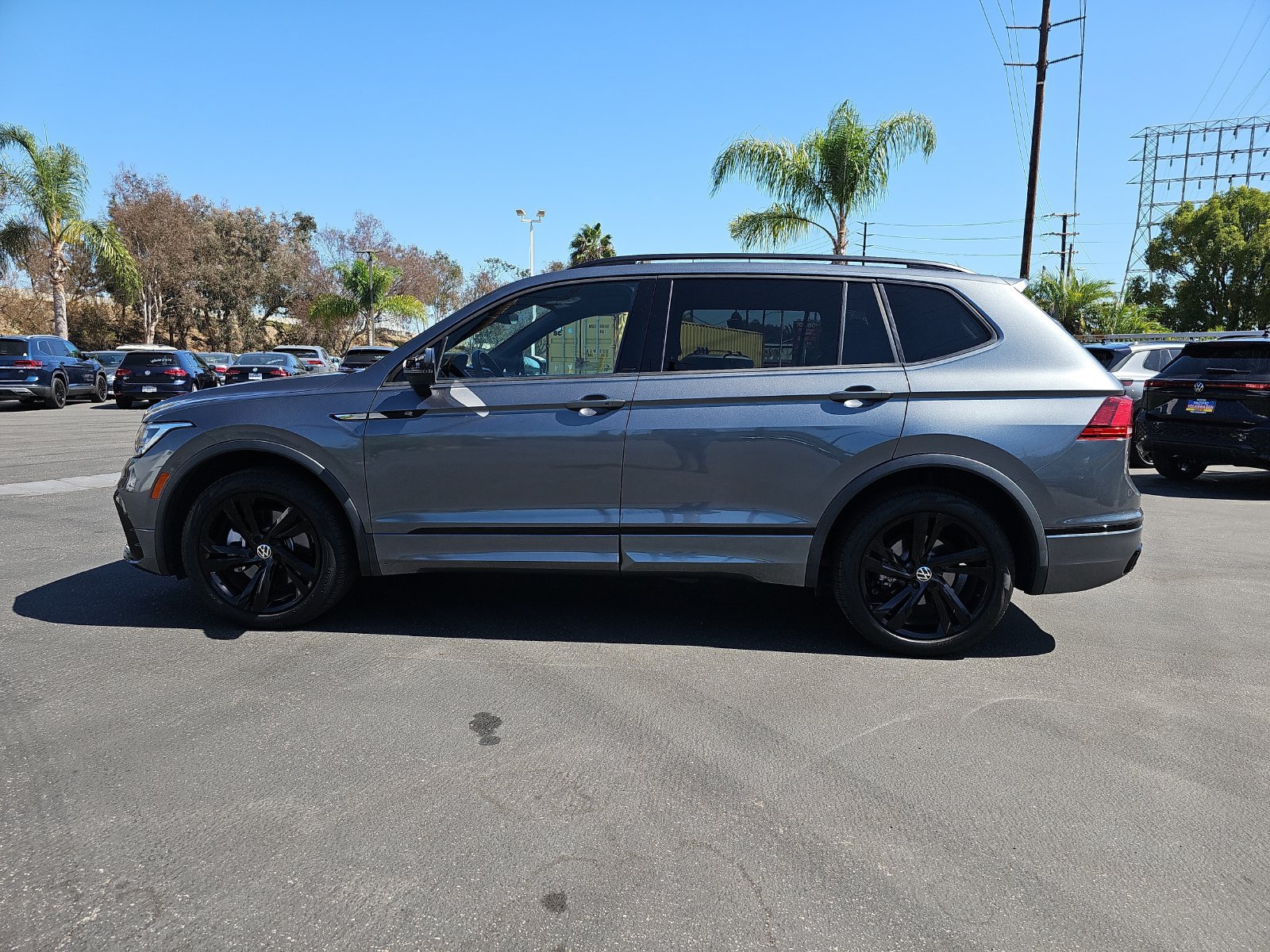Certified 2024 Volkswagen Tiguan SE R-Line FWD image 8