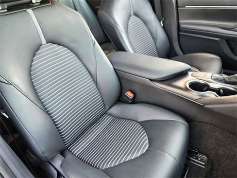 Used 2024 Toyota Camry SE image 14