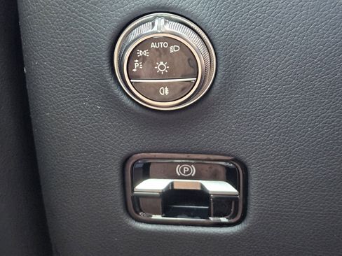 Certified 2025 Mercedes-Benz GLC 300 image 23