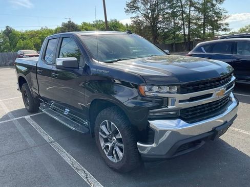 Used 2020 Chevrolet Silverado 1500 LT w/ Trailering Package image 3