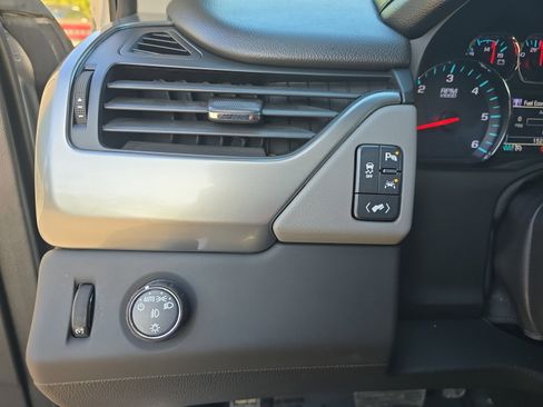 Used 2018 Chevrolet Suburban LT image 26