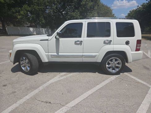 Used 2010 Jeep Liberty Limited w/ Tire & Wheel Group RWD image 3