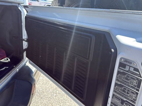 Used 2019 Jeep Wrangler Unlimited Rubicon AWD/4WD image 9