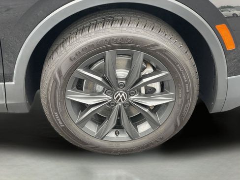 Used 2024 Volkswagen Tiguan SE w/ Panoramic Sunroof Package AWD/4WD image 25