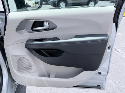 Used 2024 Chrysler Pacifica Touring-L FWD image 28
