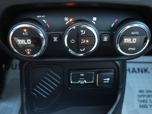 Used 2017 Jeep Renegade Latitude w/ Popular Equipment Group image 41