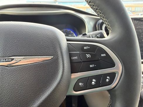 Used 2024 Chrysler Pacifica Touring-L FWD image 20