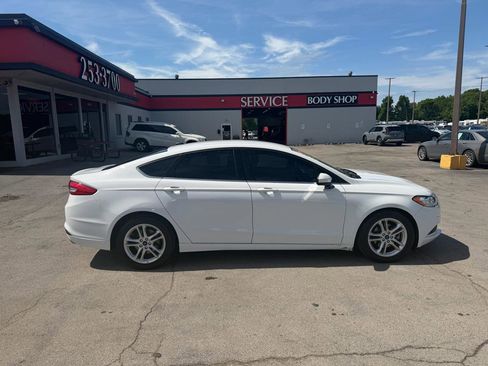 Used 2018 Ford Fusion SE FWD image 2