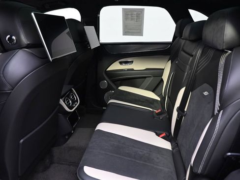 Used 2022 Bentley Bentayga AWD/4WD image 24