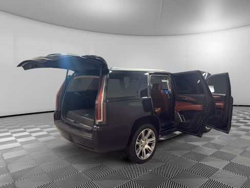 Used 2015 Cadillac Escalade Luxury image 12