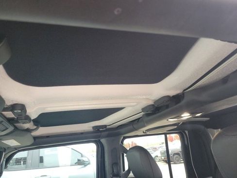 Used 2021 Jeep Gladiator Overland image 15