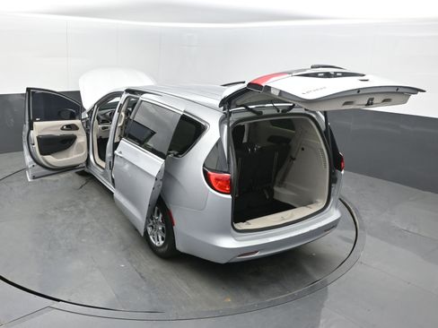 Used 2022 Chrysler Voyager LX image 46