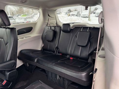 Used 2023 Chrysler Pacifica Touring-L image 9