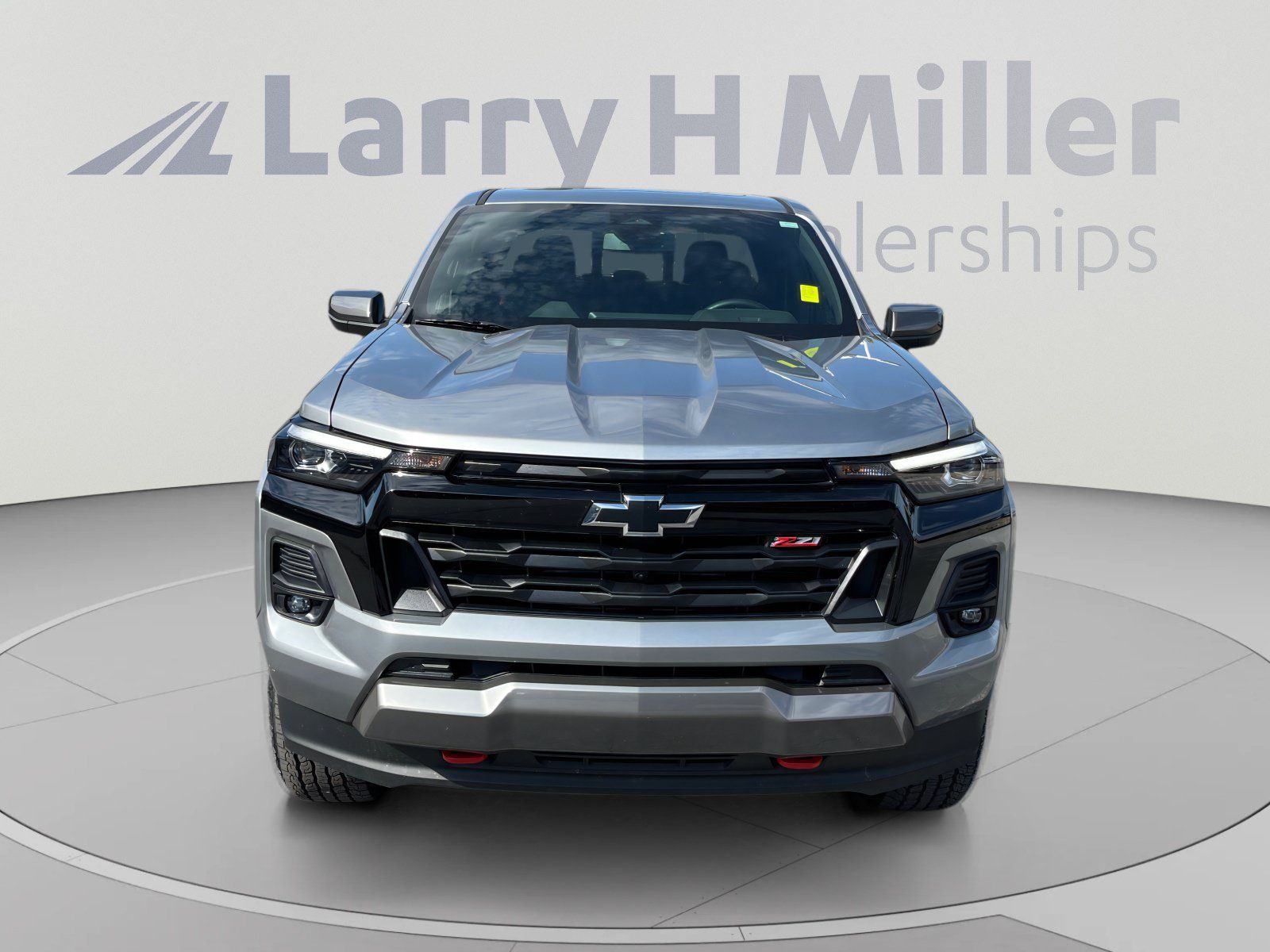 Used 2025 Chevrolet Colorado Z71 w/ Technology Package AWD/4WD image 8