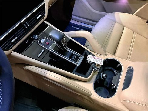 Certified 2023 Porsche Cayenne Platinum Edition image 4