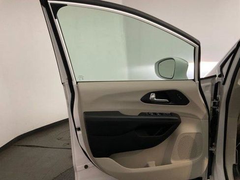 Used 2020 Chrysler Pacifica Limited FWD image 9