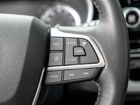 Used 2025 Toyota Highlander XLE AWD/4WD image 13