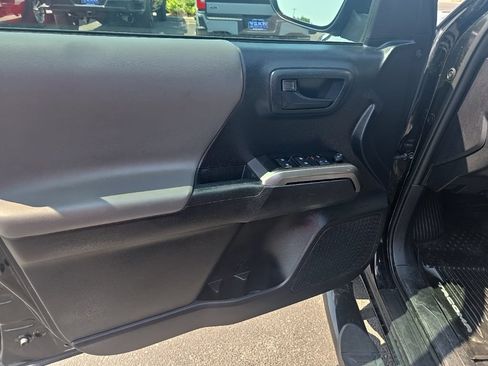 Used 2019 Toyota Tacoma SR5 AWD/4WD image 9