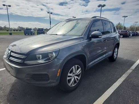 Used 2016 Volkswagen Tiguan S image 2