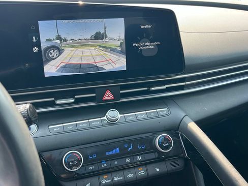 Certified 2025 Hyundai Elantra SEL FWD image 17