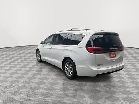 Used 2021 Chrysler Pacifica Touring-L w/ Premium & Safety Sphere Group image 2