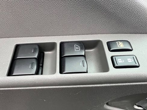 Used 2015 Nissan Frontier SV image 11