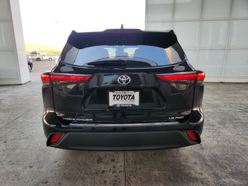 Used 2023 Toyota Highlander LE AWD/4WD image 6