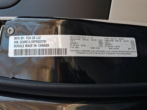 Certified 2023 Chrysler Pacifica Touring-L image 28