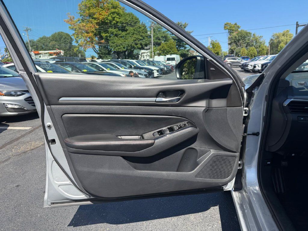 Used 2024 Nissan Altima 2.5 SR FWD image 13