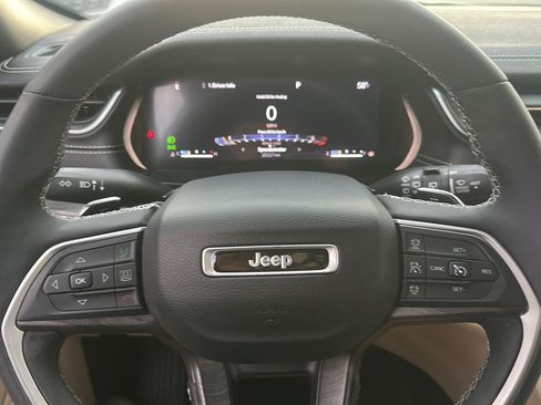 Used 2023 Jeep Grand Cherokee Limited w/ Luxury Tech Group II AWD/4WD image 3