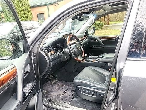 Used 2019 Lexus LX 570 4WD w/ Luxury Package image 6